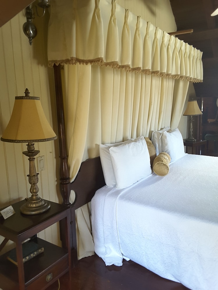 Copper and Lumber Store Hotel Boutique 8/65