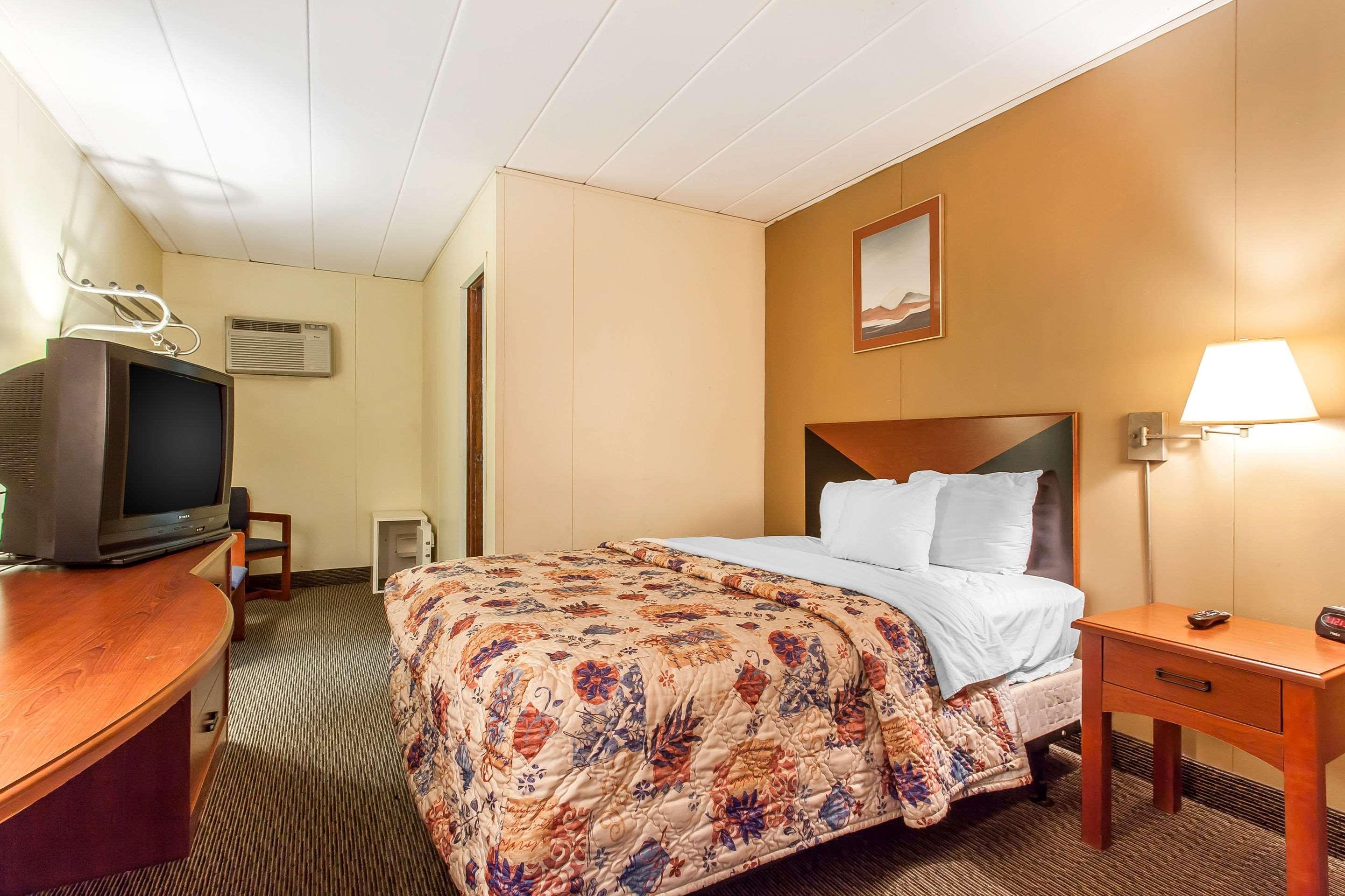 ROOM, QUEEN BED