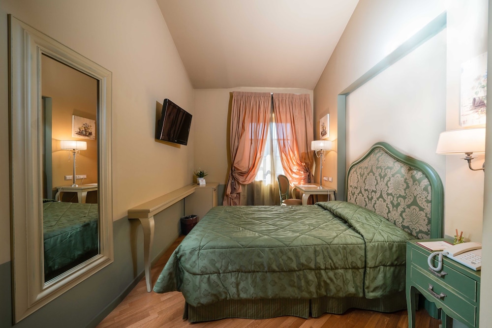 ROOM, SINGLE