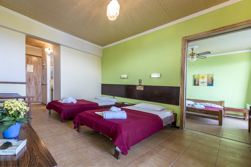 غرفة رباعية بسرير كوين وسريرين منفصلين بإطلالة على الشاطئ، Sun Hotel Kineta 4/6