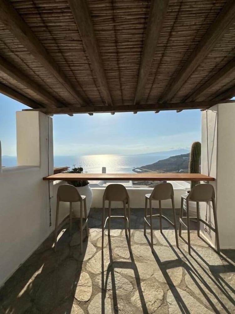 WHITE ROCK SUITES & VILLAS 34/50