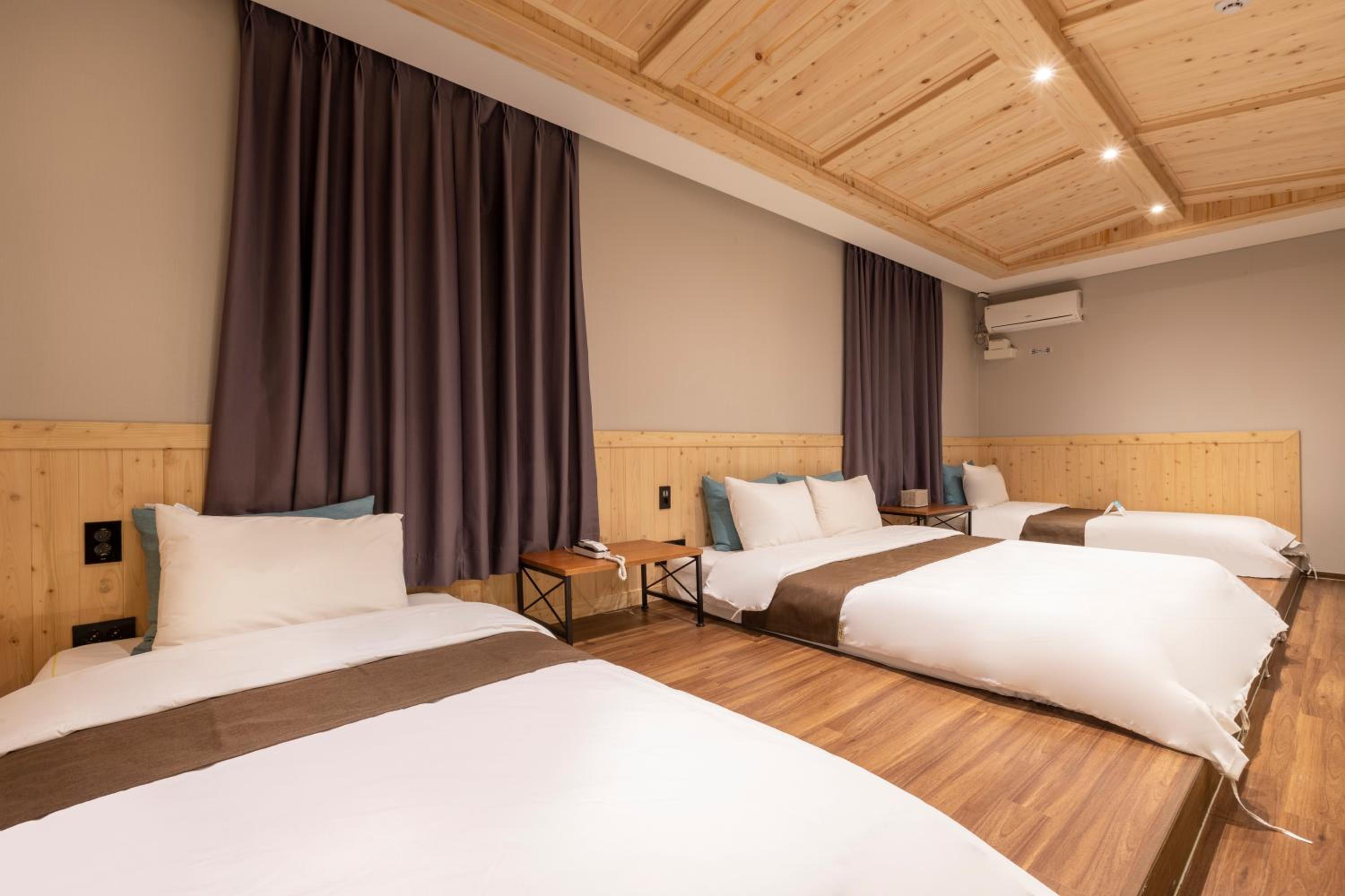 3 Bedrooms, Suite