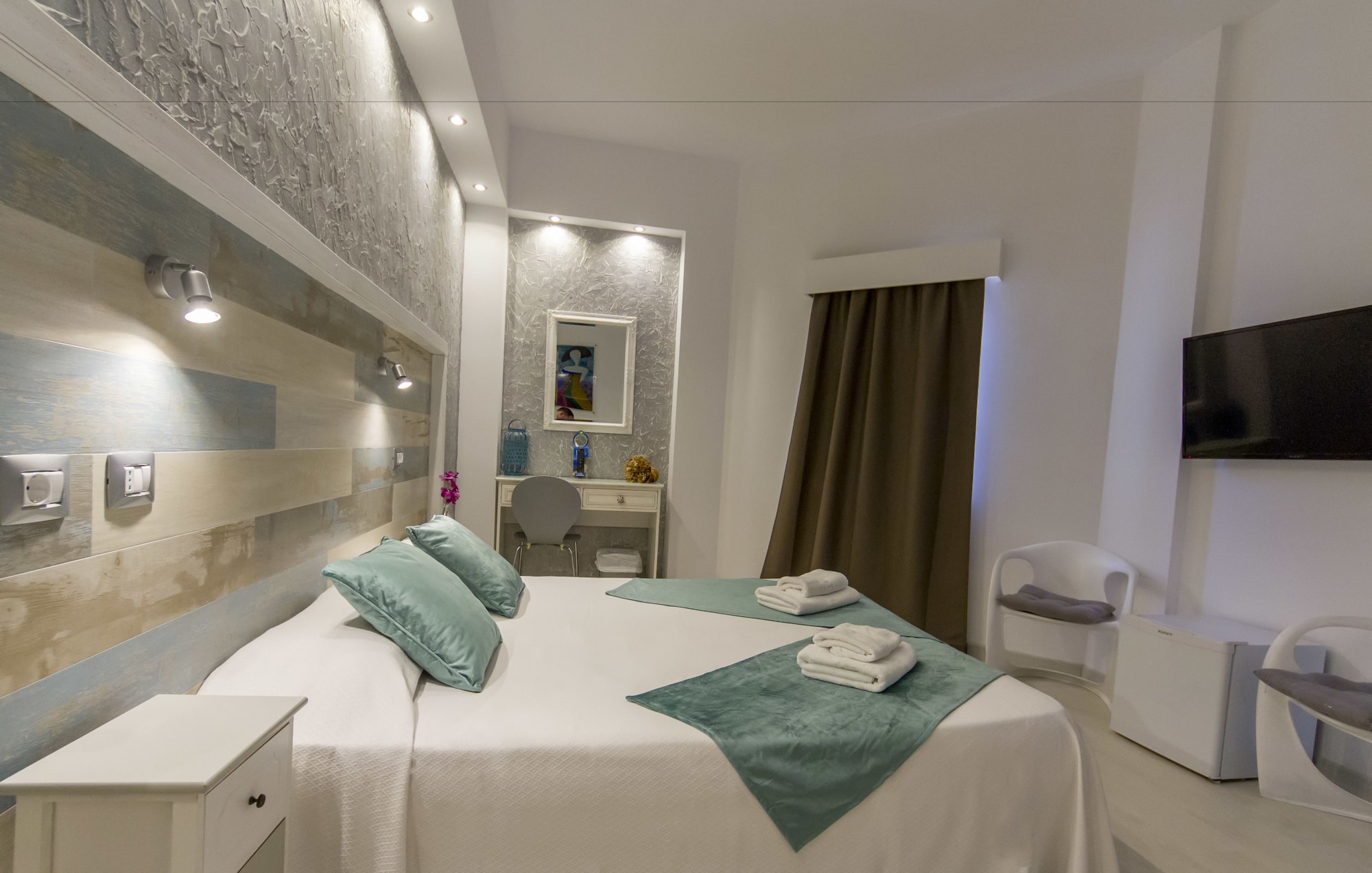 ROOM, DOUBLE BED
