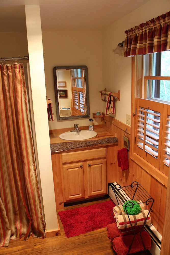 Kiwassa Lake Bed & Breakfast and Cabins 25/50