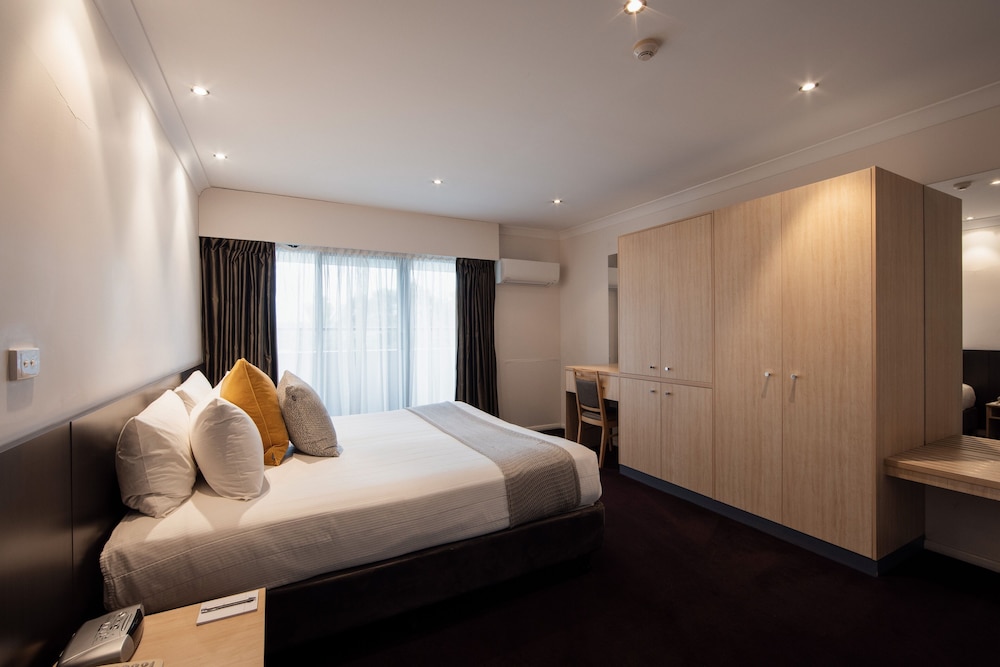 EXECUTIVE, SUITE