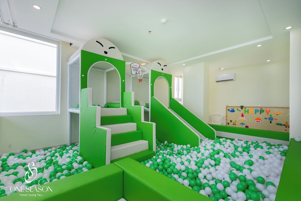 Ngoc Hanh Beach Hotel 63/75