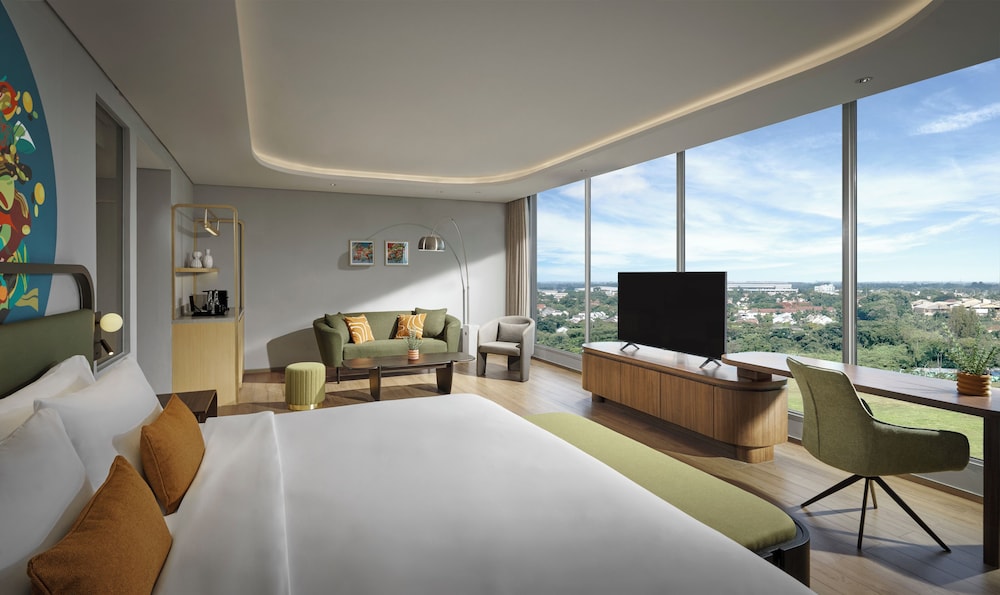 SUITE, KING BED
