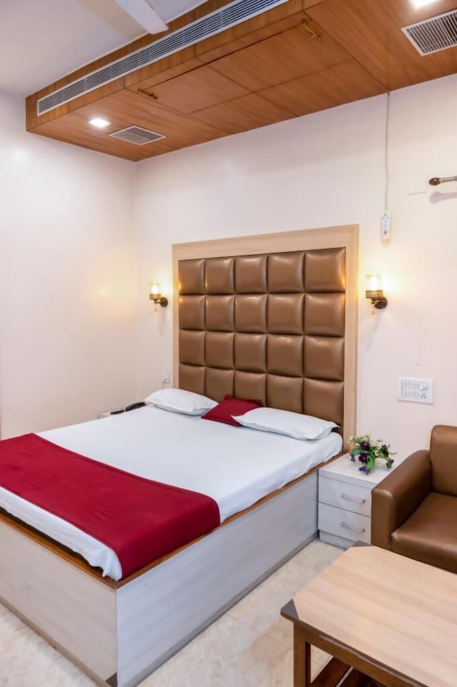 HOTEL PRAYAG 24/55