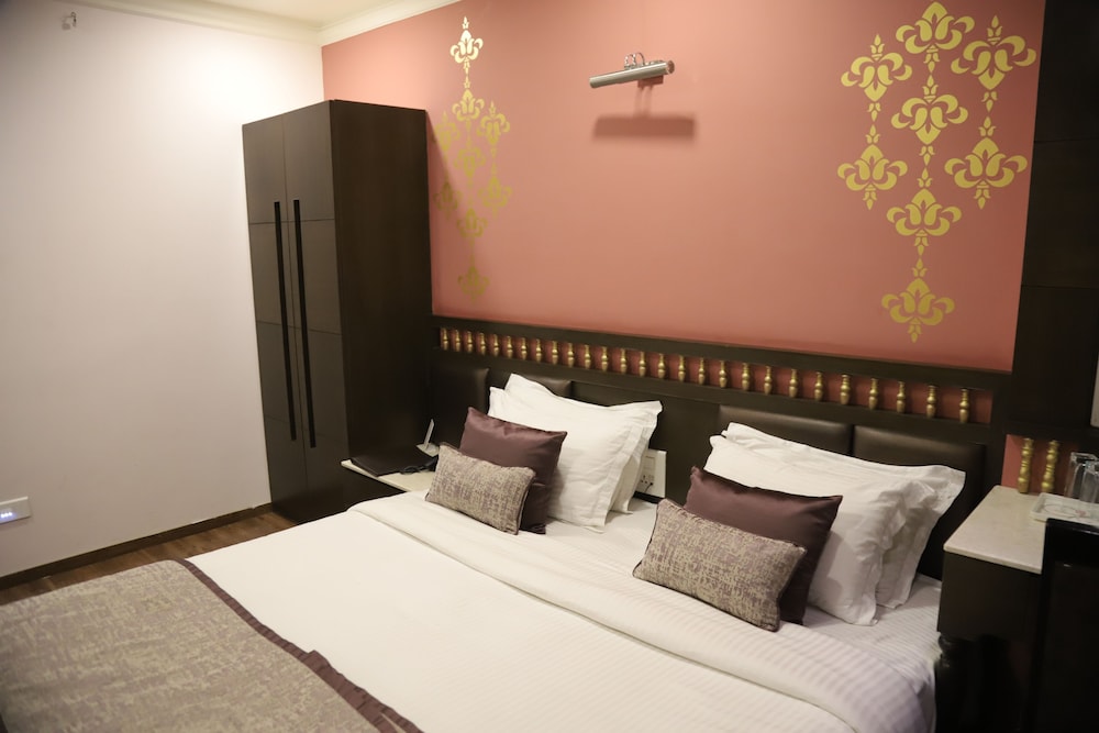 Oyo Premium Children Park Sardarpura 17/39