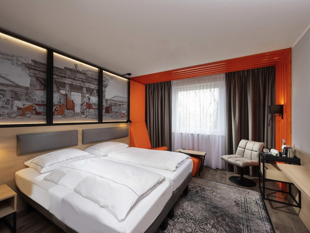 SUPERIOR, TWIN BEDS, KITCHENETTE