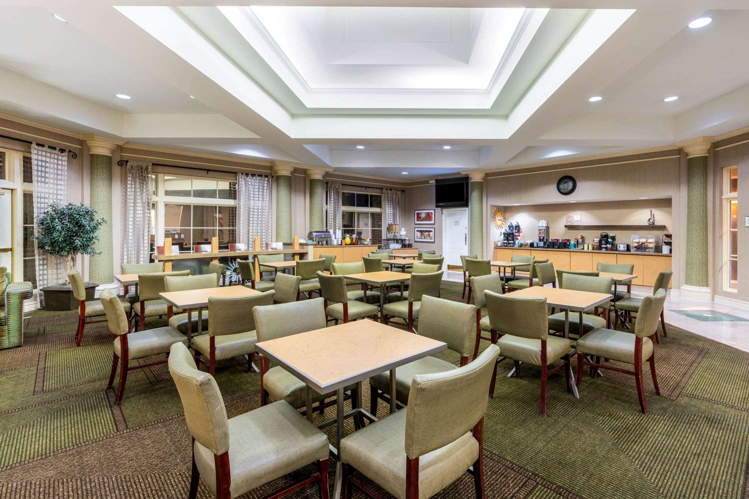 La Quinta Inn & Suites by Wyndham Phoenix West Peoria 17/24