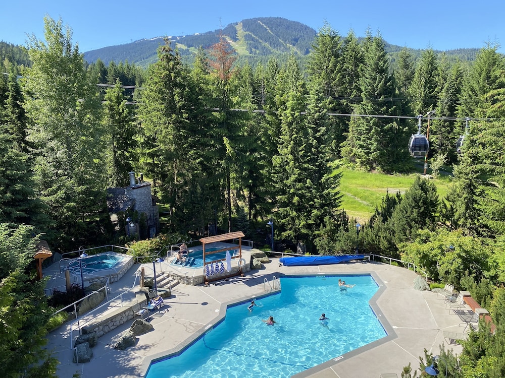 Blackcomb Springs Suites by CLIQUE 7/70