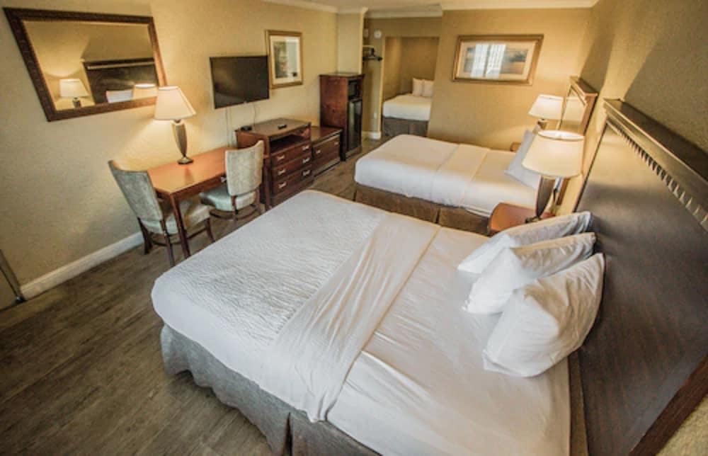 Days Inn By Wyndham Destin 12/40
