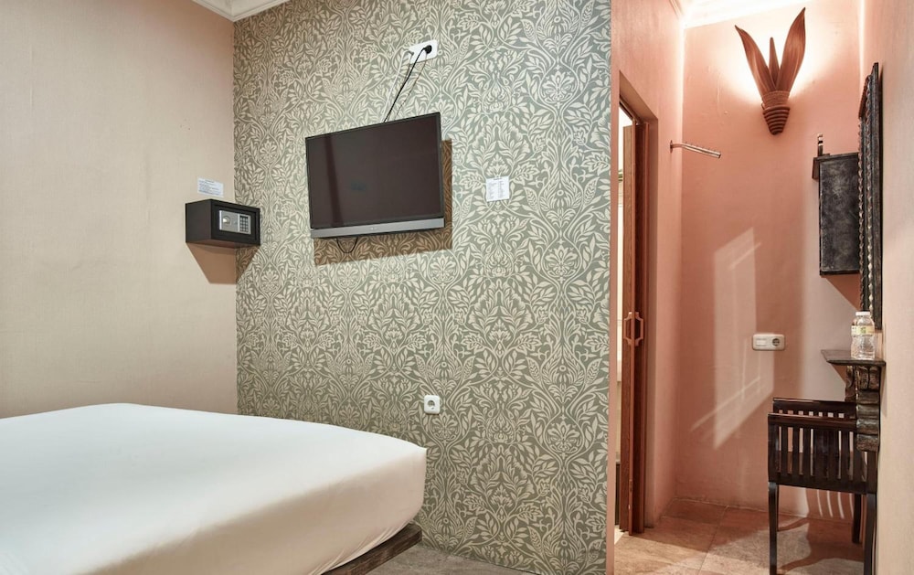 Twins Hotel Manggadua 57/65