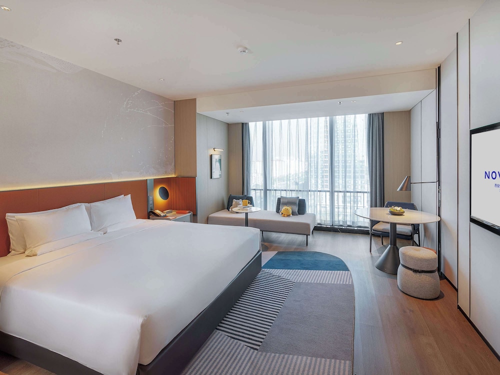 DELUXE, KING BED