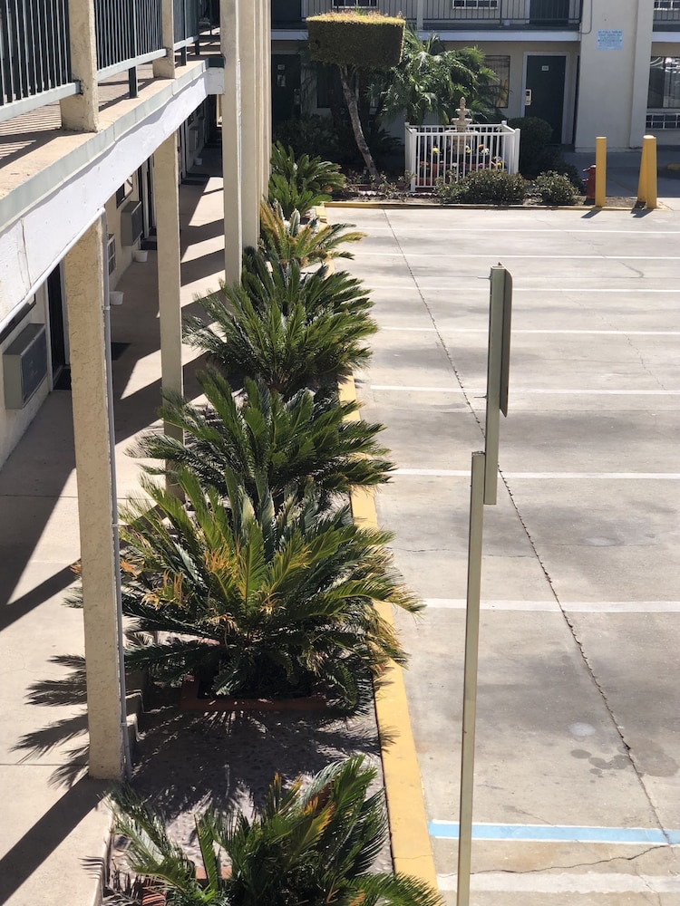 Anaheim National Inn 69/72