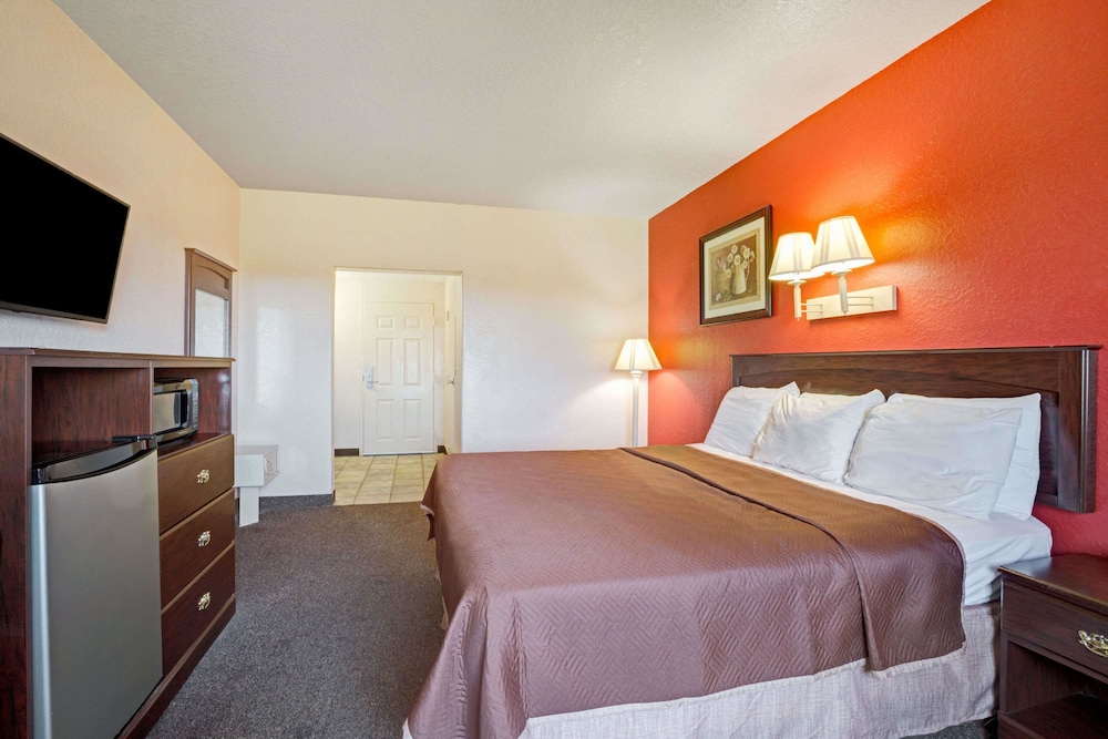 Howard Johnson By Wyndham Galveston 9/36