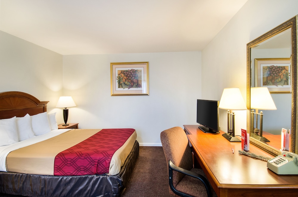 Econo Lodge Inn and Suites Northborough MA 11/22