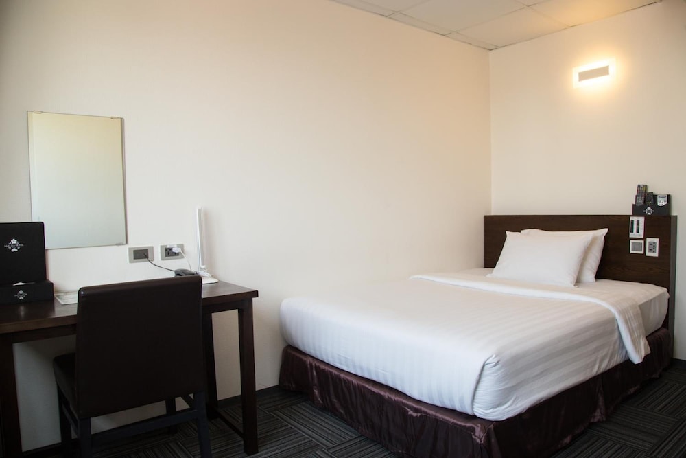 Sakura Hotel 3 8/56
