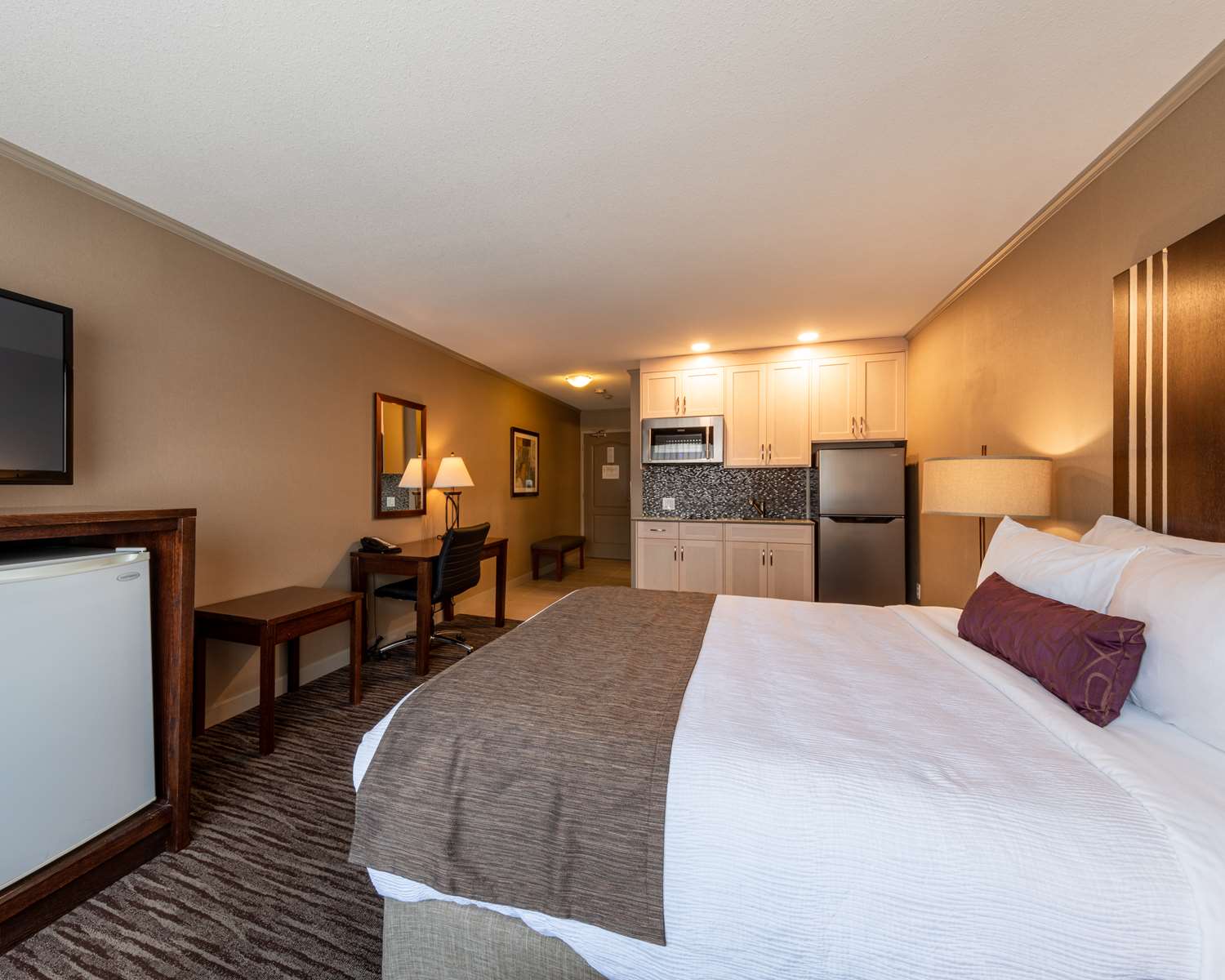 Room, Queen Bed, Kitchenette