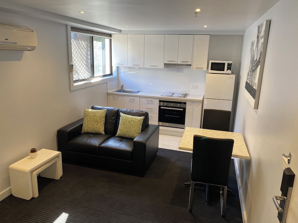 APARTMENTS ON CHAPMAN 13/27