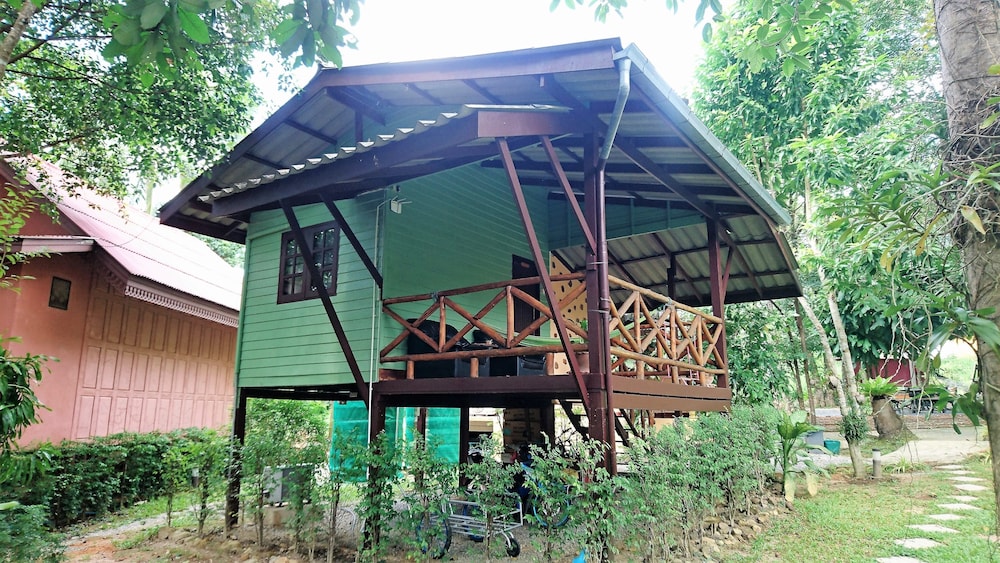 Macura Resort 7/75