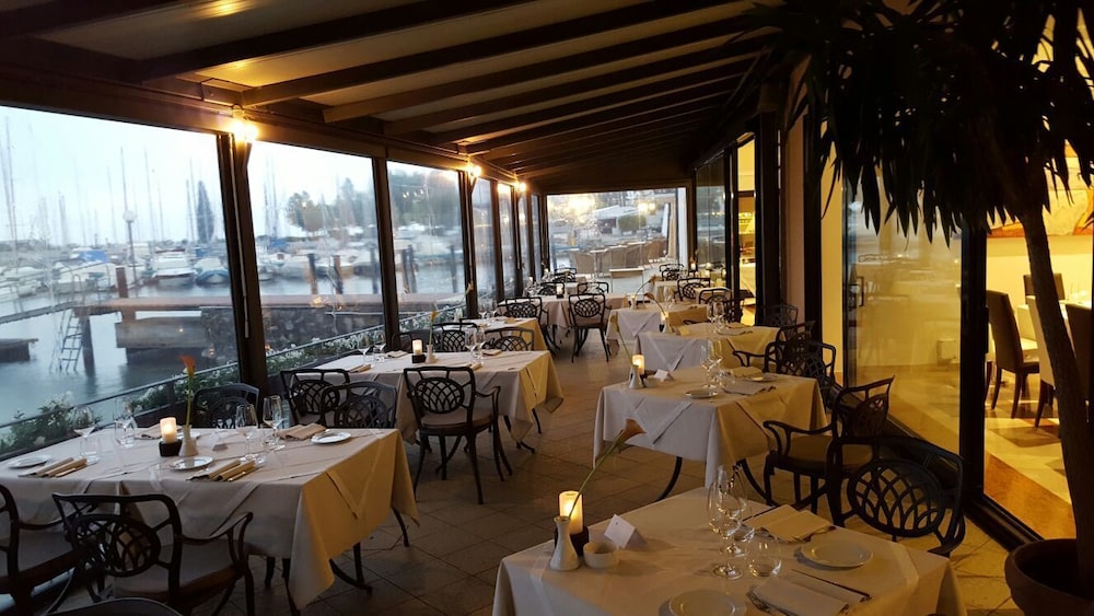 Bella Hotel & Restaurant 34/55
