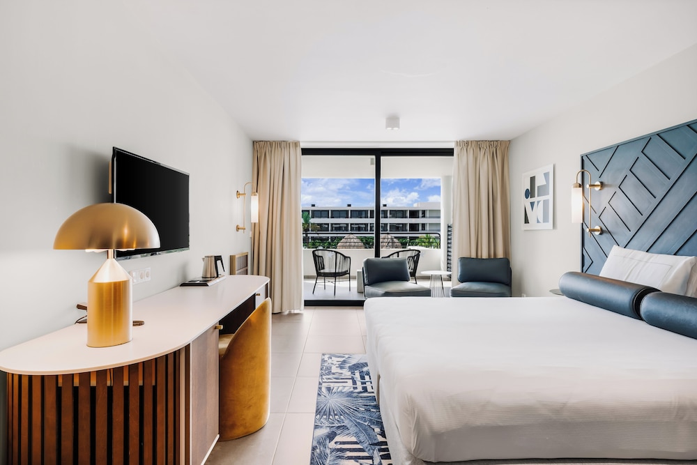 DELUXE, KING BED, PARTIAL OCEAN VIEW
