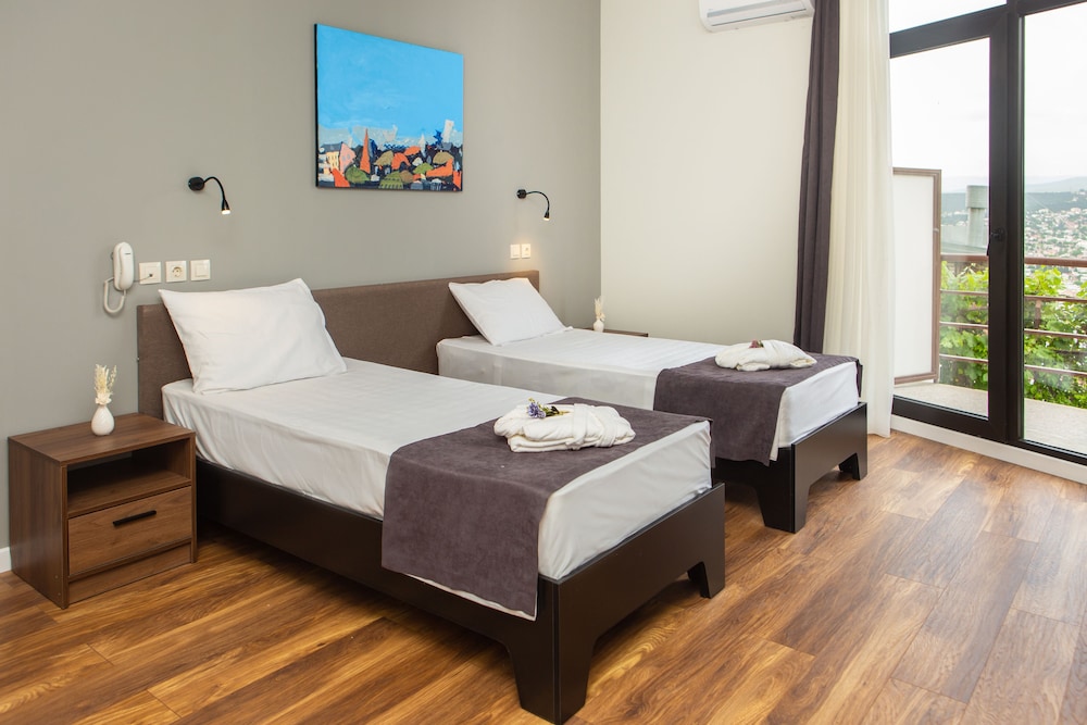 STANDARD, TWIN BEDS, CITY VIEW, TERRACE