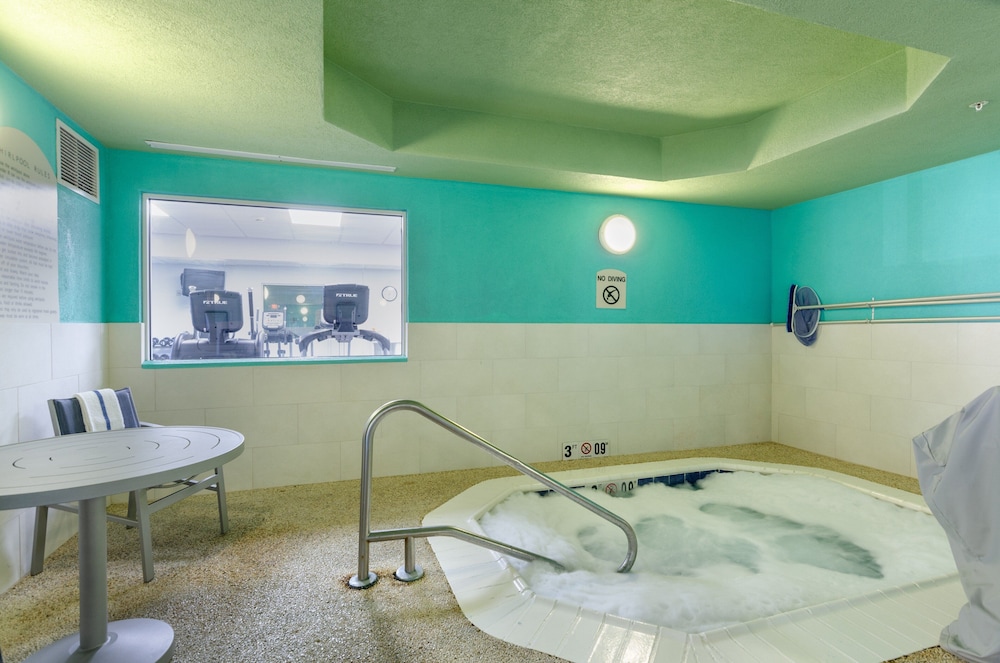 Holiday Inn Express Hotel And Suites Weston 23/54