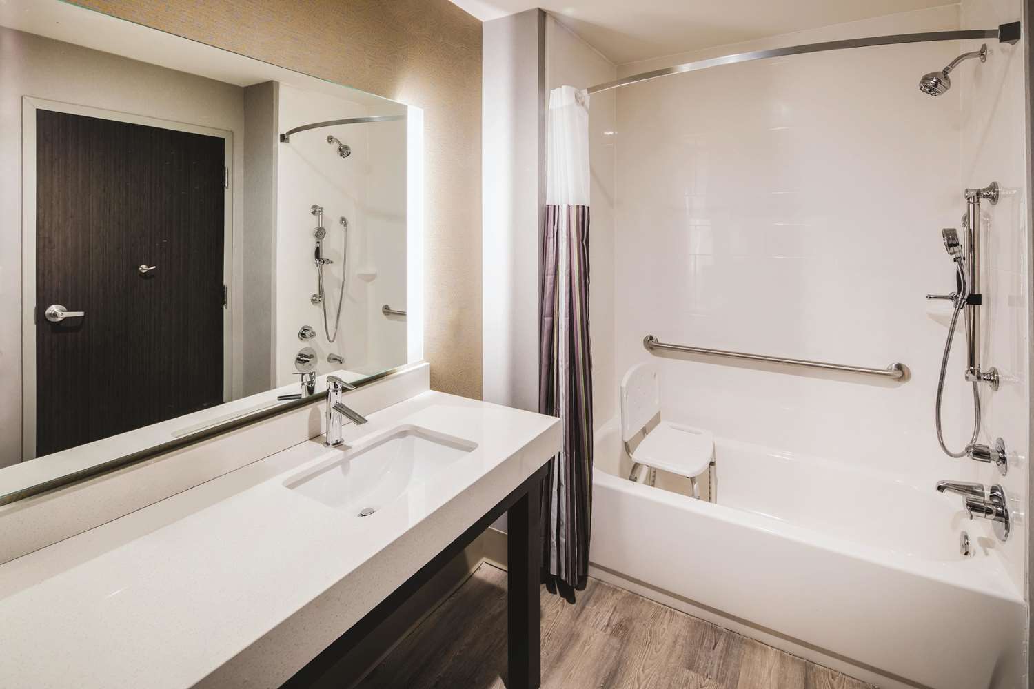 La Quinta Inn And Suites by Wyndham McDonough 40/41