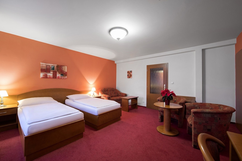 Hotel Attic 17/40
