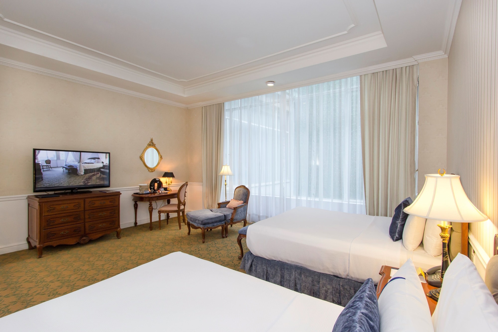 DELUXE, 2 DOUBLE BEDS