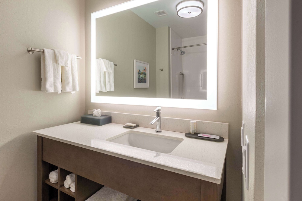 La Quinta Inn & Suites by Wyndham Middletown-Goshen 33/36