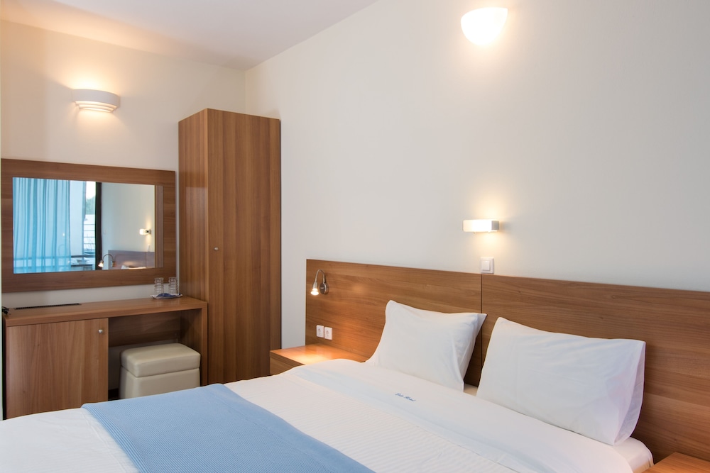 ROOM, DOUBLE OR TWIN BED
