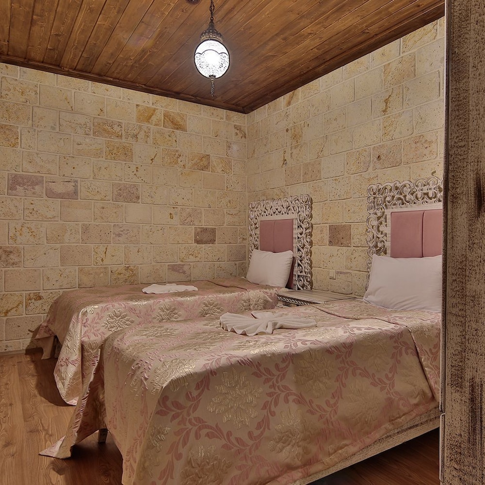 Elevres Stone House Hotel 47/67
