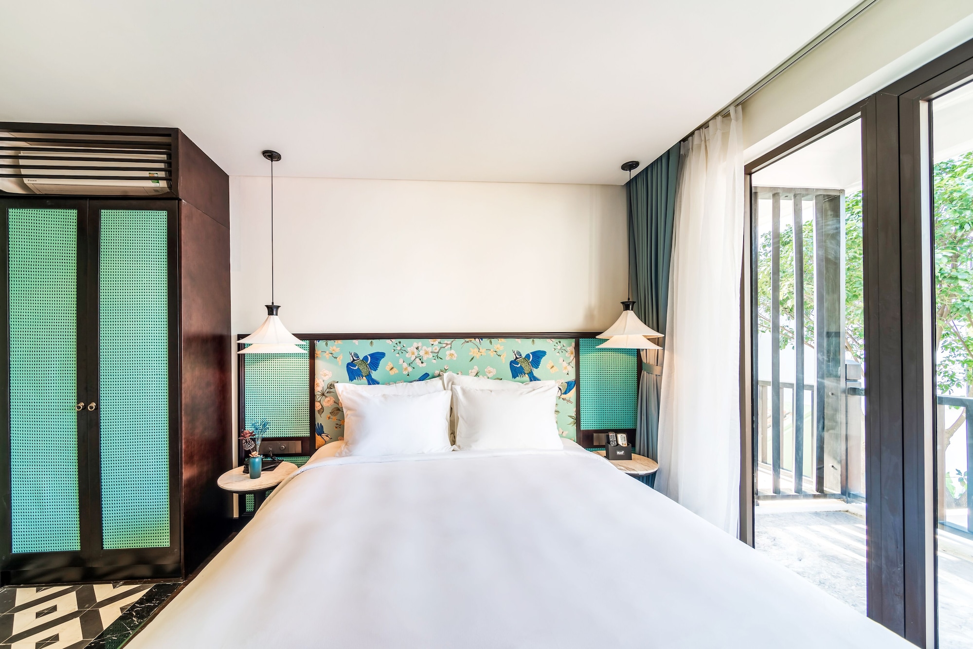 SUPERIOR, KING BED, RIVER VIEW