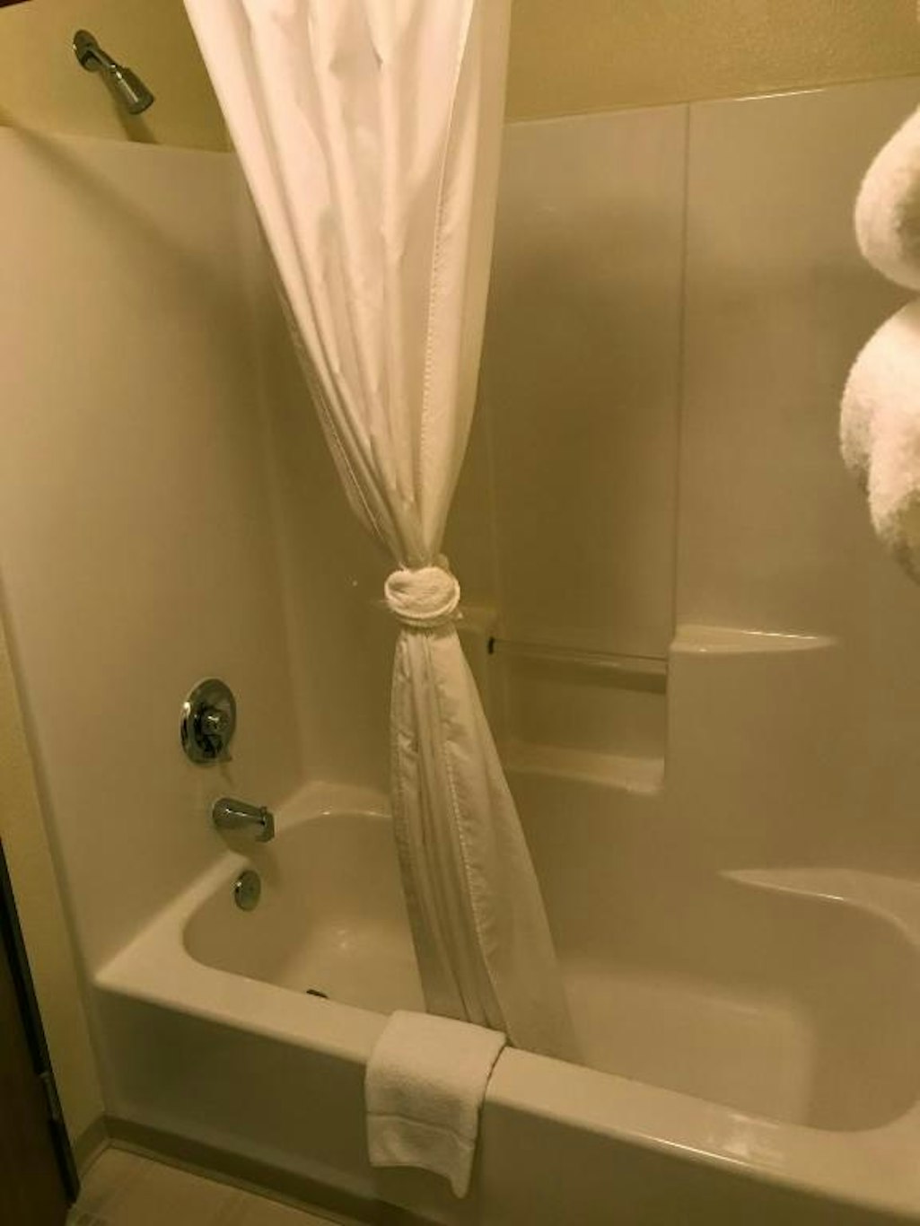FAIRBRIDGE INN & SUITES KELLOGG 48/48