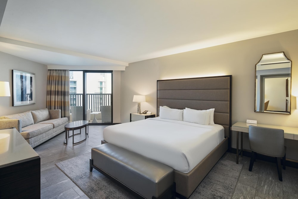 ROOM, KING BED, PARTIAL OCEAN VIEW, SOFA, ACCESSIBLE