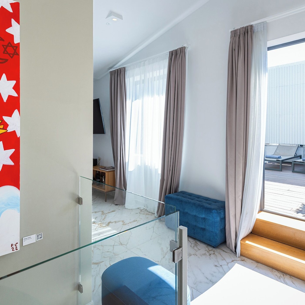 ARTIST, SUITE