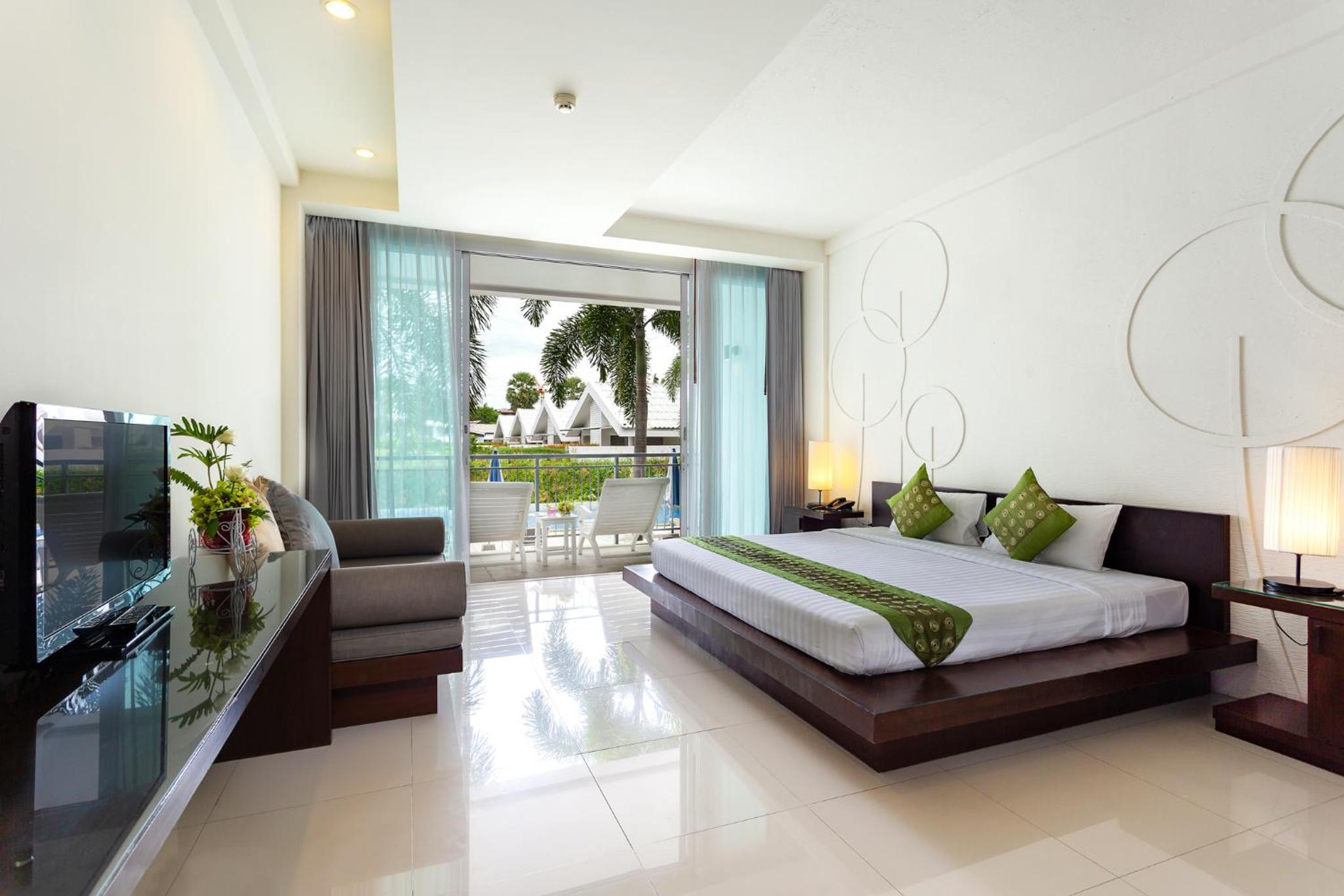 DELUXE, DOUBLE OR TWIN BED, POOL VIEW