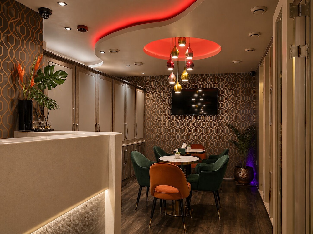 London Court Hotel 50/61