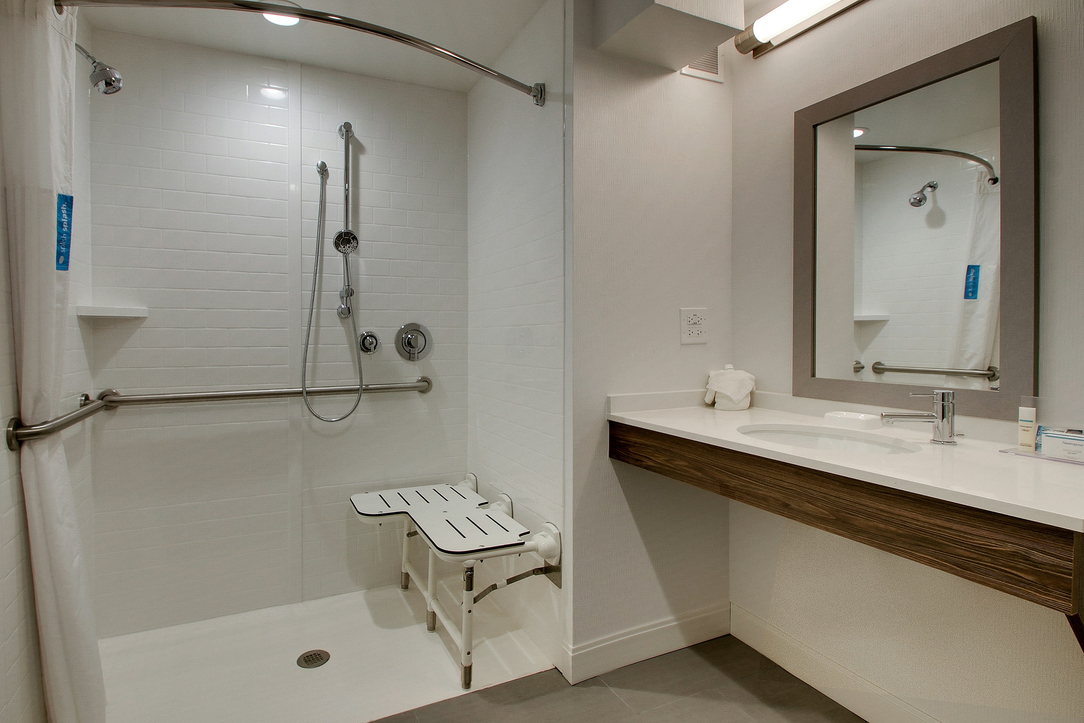 غرفة بسرير كينج لذوي الإعاقة