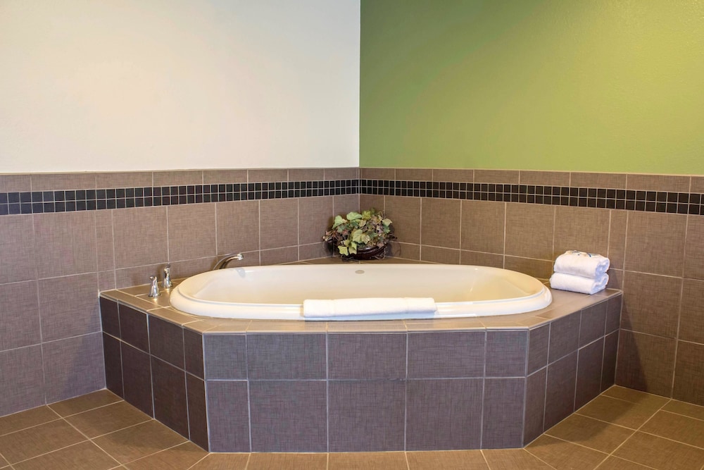Sleep Inn & Suites Charles City 20/54