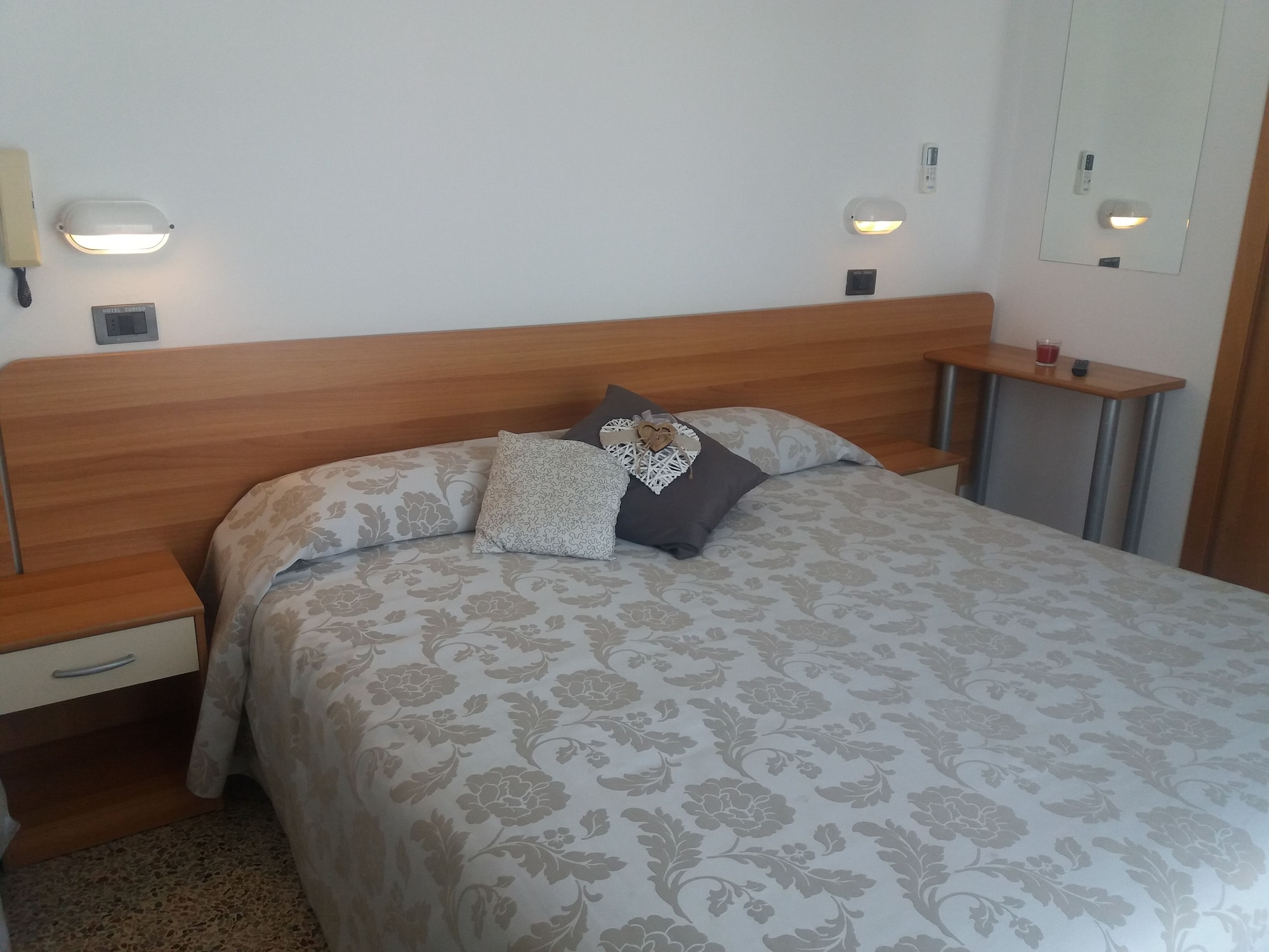 ROOM, DOUBLE BED