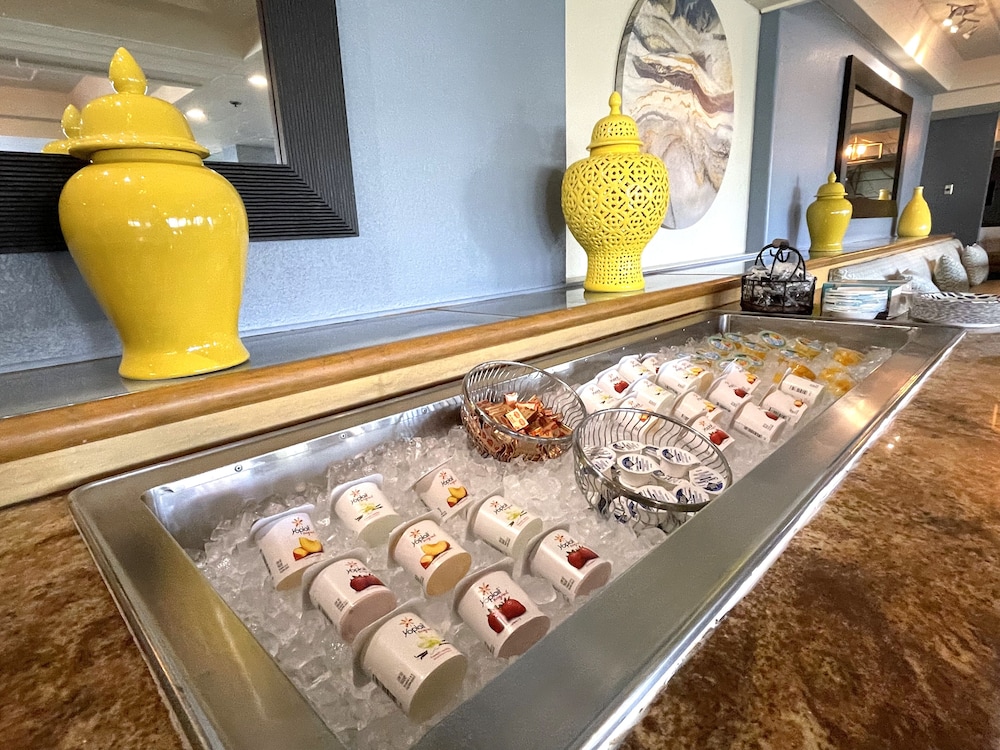 Atrium Hotel at Orange County Airport 54/61