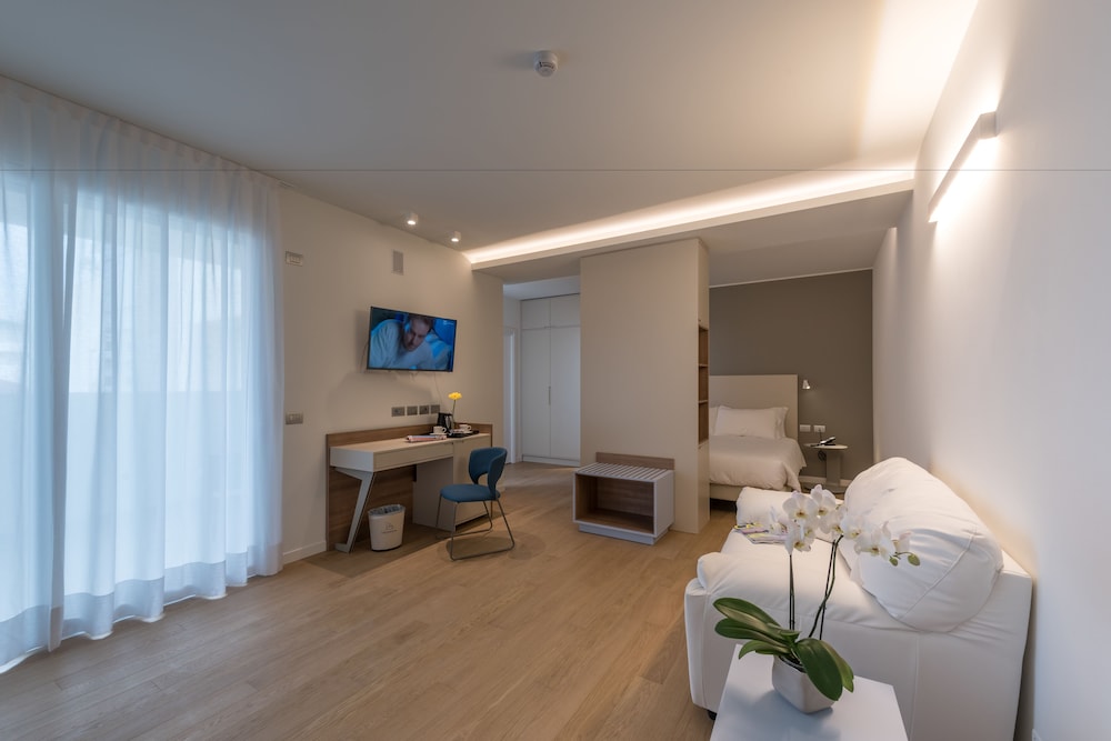 Hesperia Hotel & Residence 30/50