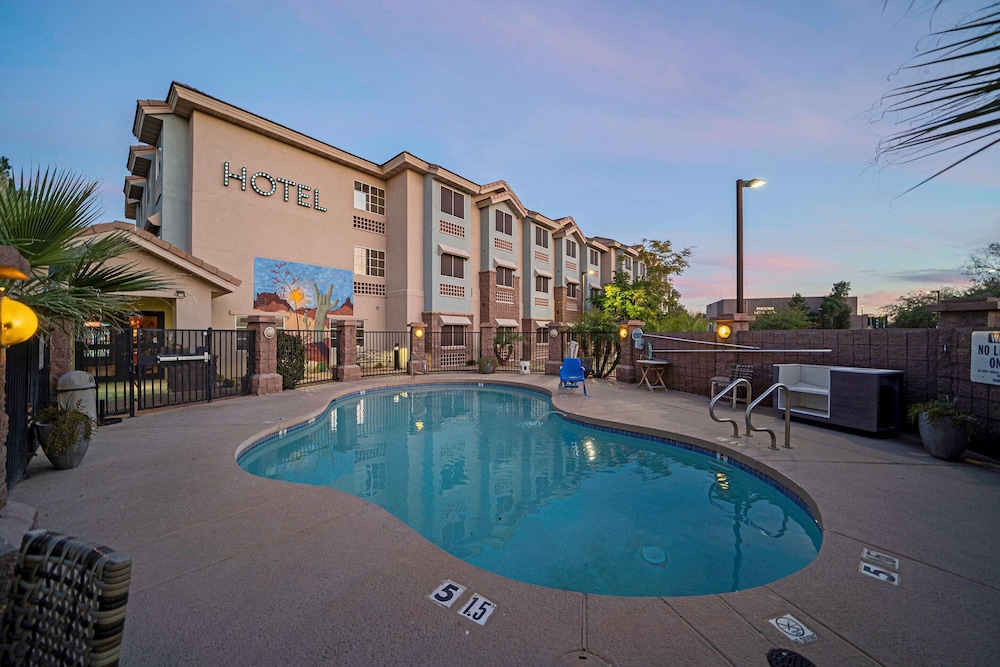 La Quinta Inn & Suites by Wyndham Tempe University / Phoenix 56/60