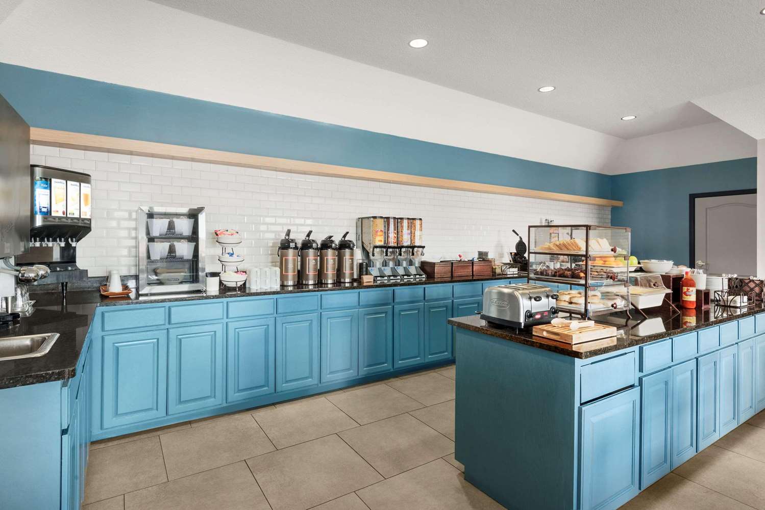 Country Inn & Suites by Radisson Kansas City at Village West KS 18/21
