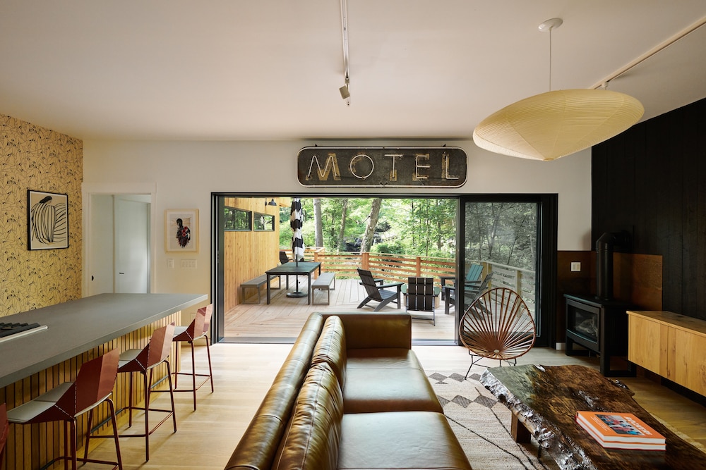 Woodstock Way Hotel 40/50
